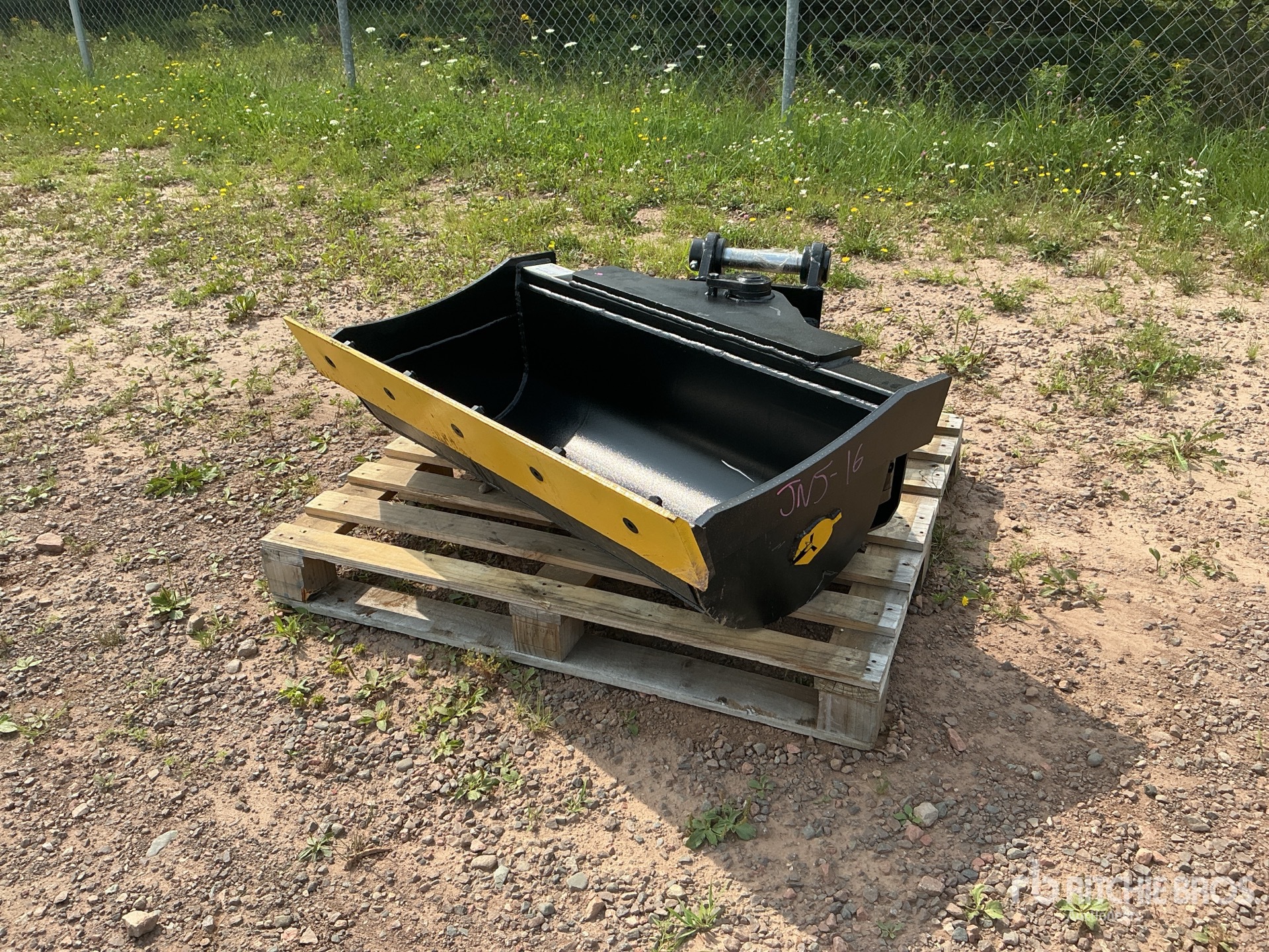 Dynamic Entities 42 in Tilting Excavator Bucket - Fits Cat 305/305.5, Komatsu PC45/50/55, Hyundai R55, Hitachi/Deere 50DG, Case, New Holland, Kobelco SK50, Bobcat E50/341/337
