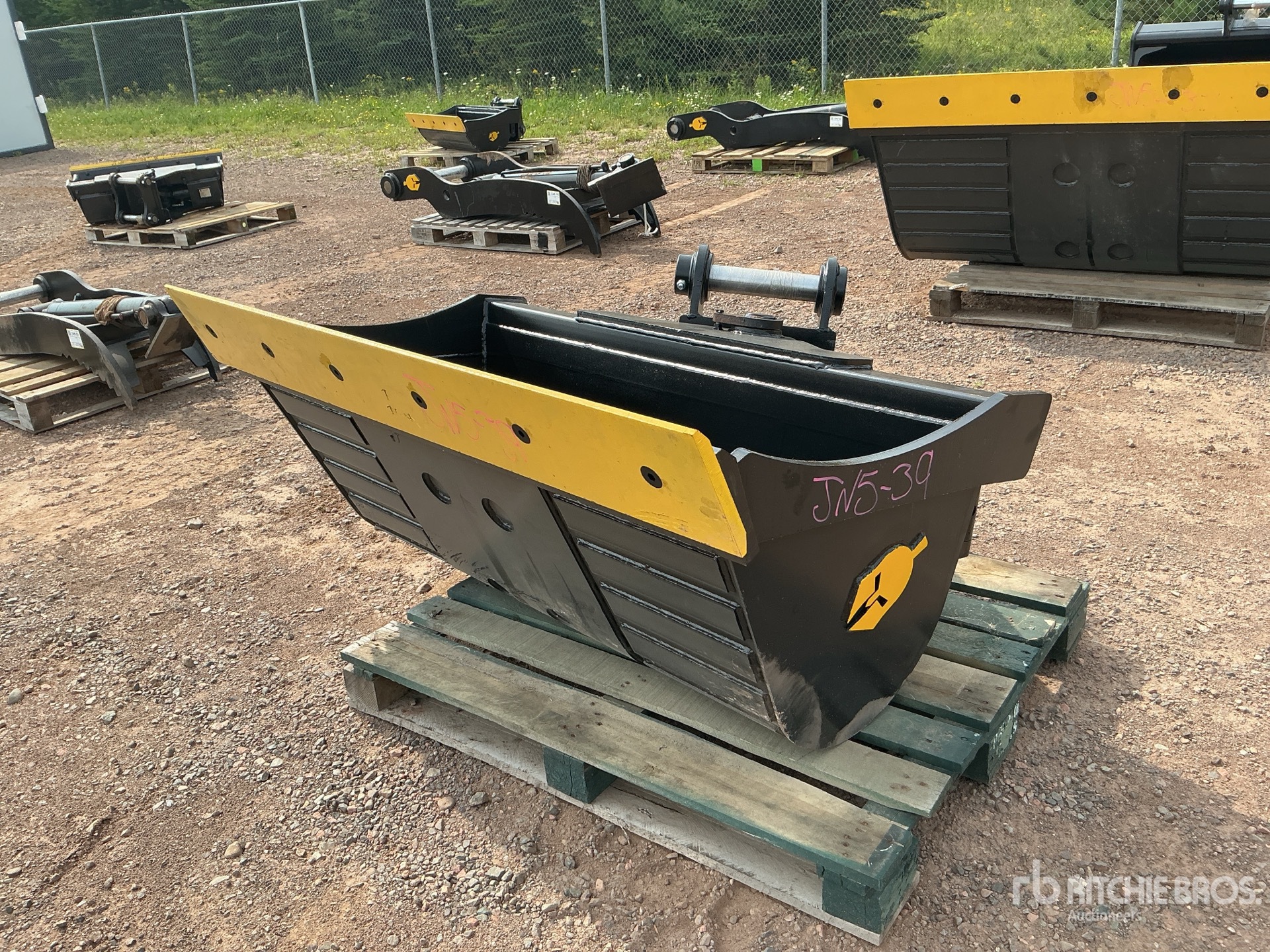 Dynamic Entities 60 in Q/C Hydraulic Tilting Excavator Bucket - Fits Cat 311/312/313/314, Kobelco 140, Deere/Hitachi ZX120/135, Case 130/135, Doosan DX140