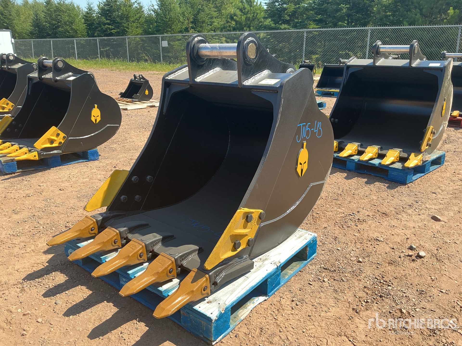 Dynamic Entities 42 in Digging Excavator Bucket - Fits Cat 320/321/323, Hyundai R210, Komatsu PC200/220, Deere 160/200/225, Kobelco SK210, Case 210/225, Doosan DX225