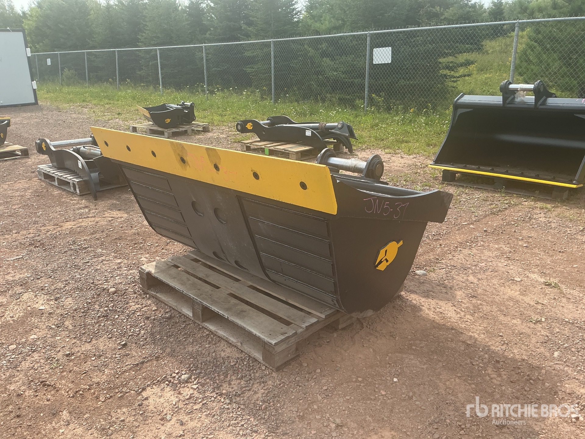 Dynamic Entities 72 in Q/C Hydraulic Tilting Excavator Bucket - Fits Cat 320/321/323, Hyundai R210, Komatsu PC200/220, Deere 160/200/225, Kobelco SK210, Case 210/225, Doosan DX225