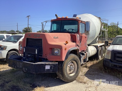 2000 Mack DM690S 6x4 شاحنة خلاط