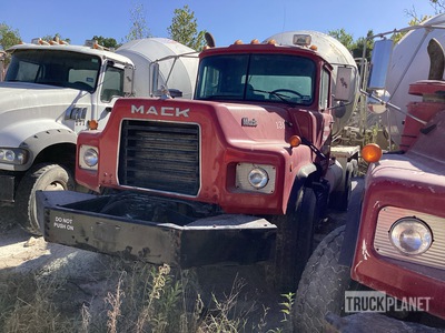 2006 Mack DM690S 6x4 Mixer Truck