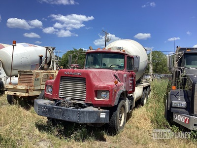 2001 Mack DM690S 6x4 شاحنة خلاط