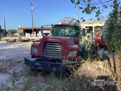 2006 Mack DM690S 6x4 Mixer Truck