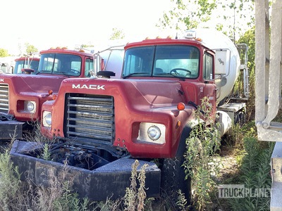 2006 Mack DM690S 6x4 Mixer Truck