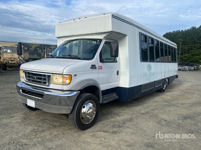 2002 Ford Econoline E-550 حافلة