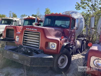 2006 Mack DM690S 6x4 Mixer Truck