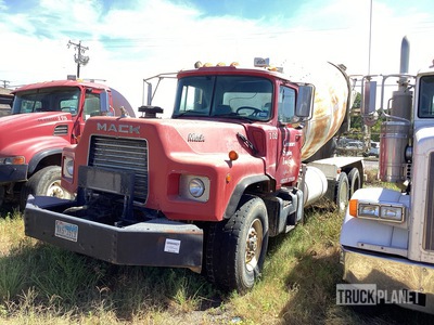 1999 Mack RD686SX 6x4 شاحنة خلاط