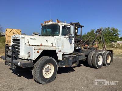 1977 Mack 6x4 Camion à mâts de levage