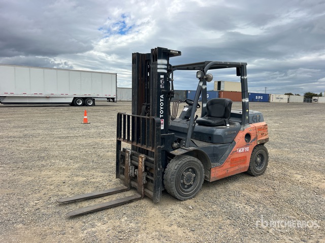 2016 Toyota 8FD35U 7050 lb Pneumatic Tire Forklift