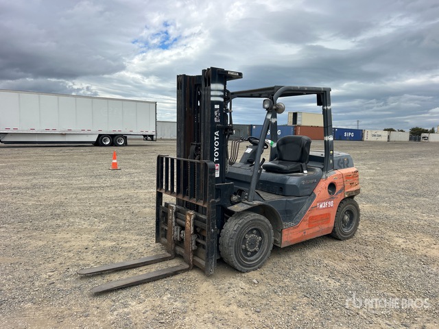 2016 Toyota 8FD35U 7050 lb Pneumatic Tire Forklift