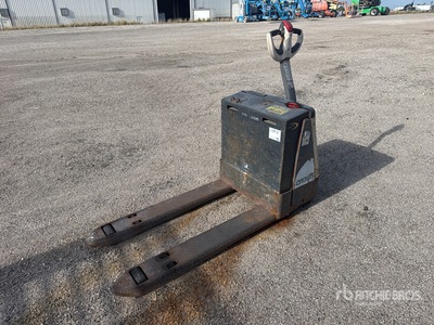 2010 Crown 4500 lb Electric Transpalette