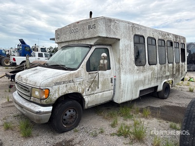 2002 Ford E-450 4x2 12-Seat Mini Bus (Inoperable)