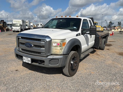 2013 Ford F-550 XLT 4x4 Extended Cab Flatbed Truck