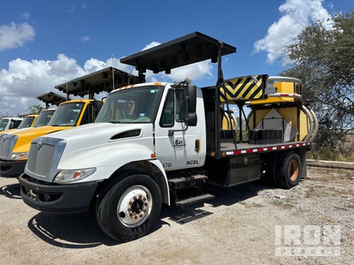 2005 International 4300 4x2 Attenuator Truck