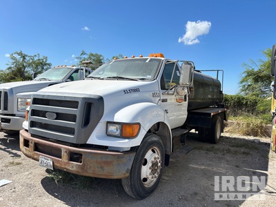 2005 Ford F-750 4x2 شاحنة مياه (Inoperable)