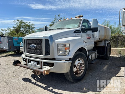 2018 Ford F-750 Super Duty 4x2 شاحنة مياه (Inoperable)