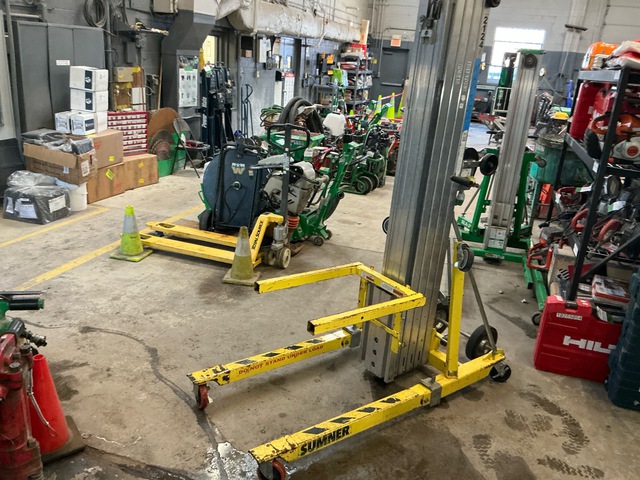 2019 Sumner 2124 Material Hoist