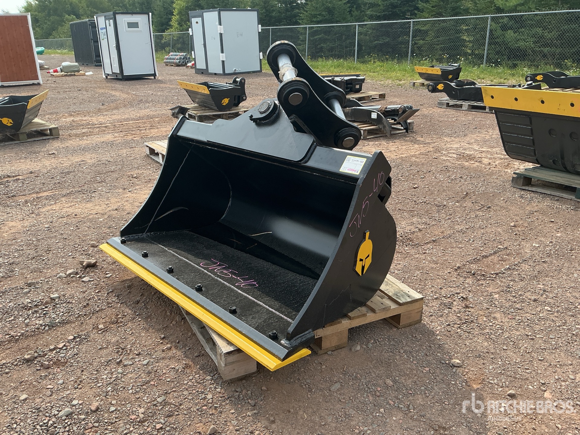 Dynamic Entities 60 in Q/C Hydraulic Tilting Excavator Bucket - Fits Cat 311/312/313/314, Kobelco 140, Deere/Hitachi ZX120/135, Case 130/135, Doosan DX140