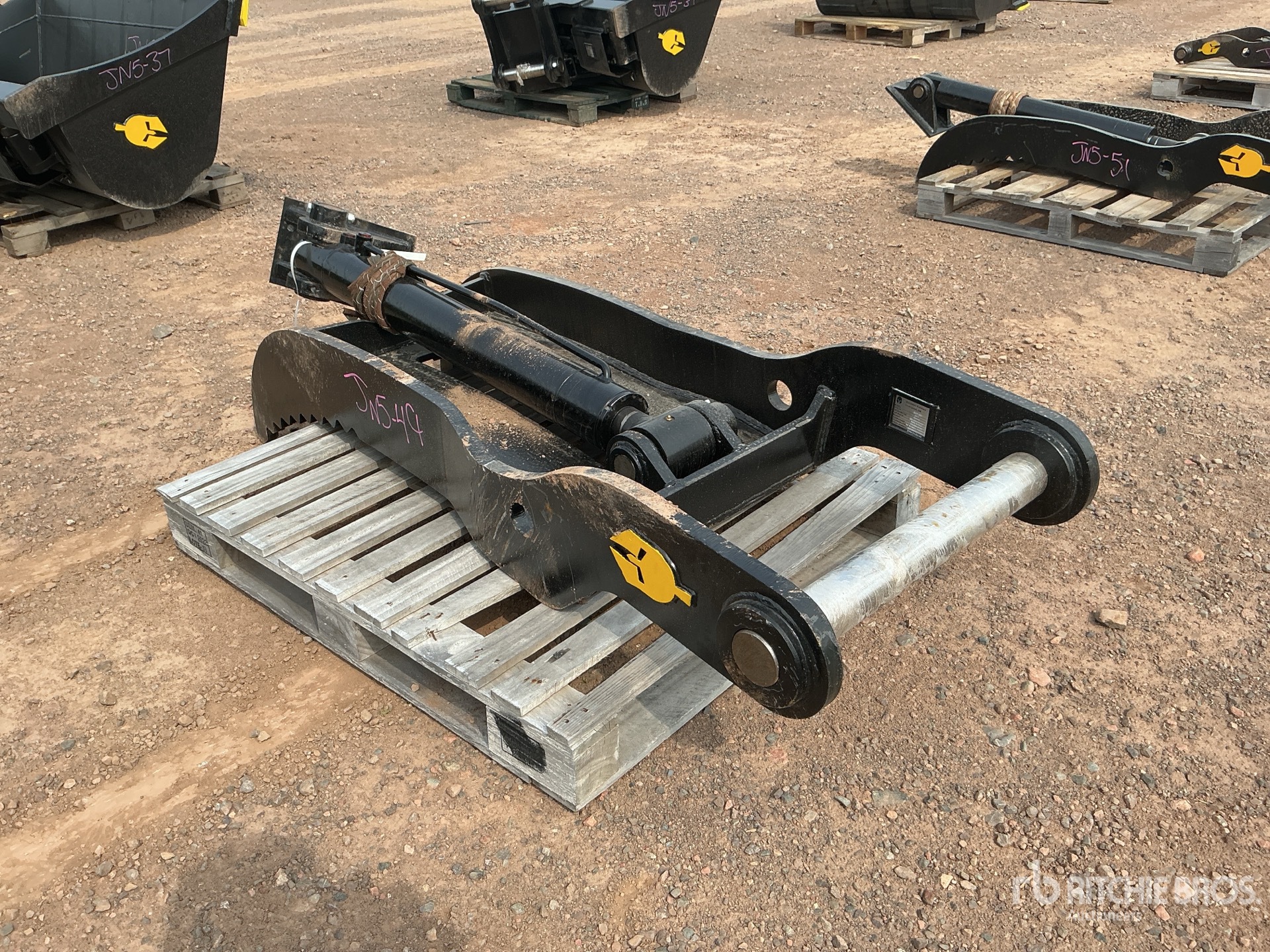 Dynamic Entities 70 in Excavator Thumb - Fits Cat 320/321/323, Hyundai R210, Komatsu PC200/220, Deere 160/200/225, Kobelco SK210, Case 210/225, Doosan DX225