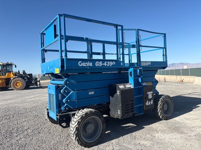 2018 Genie GS4390RT 4x4 Dual Fuel Ascenseur à ciseaux
