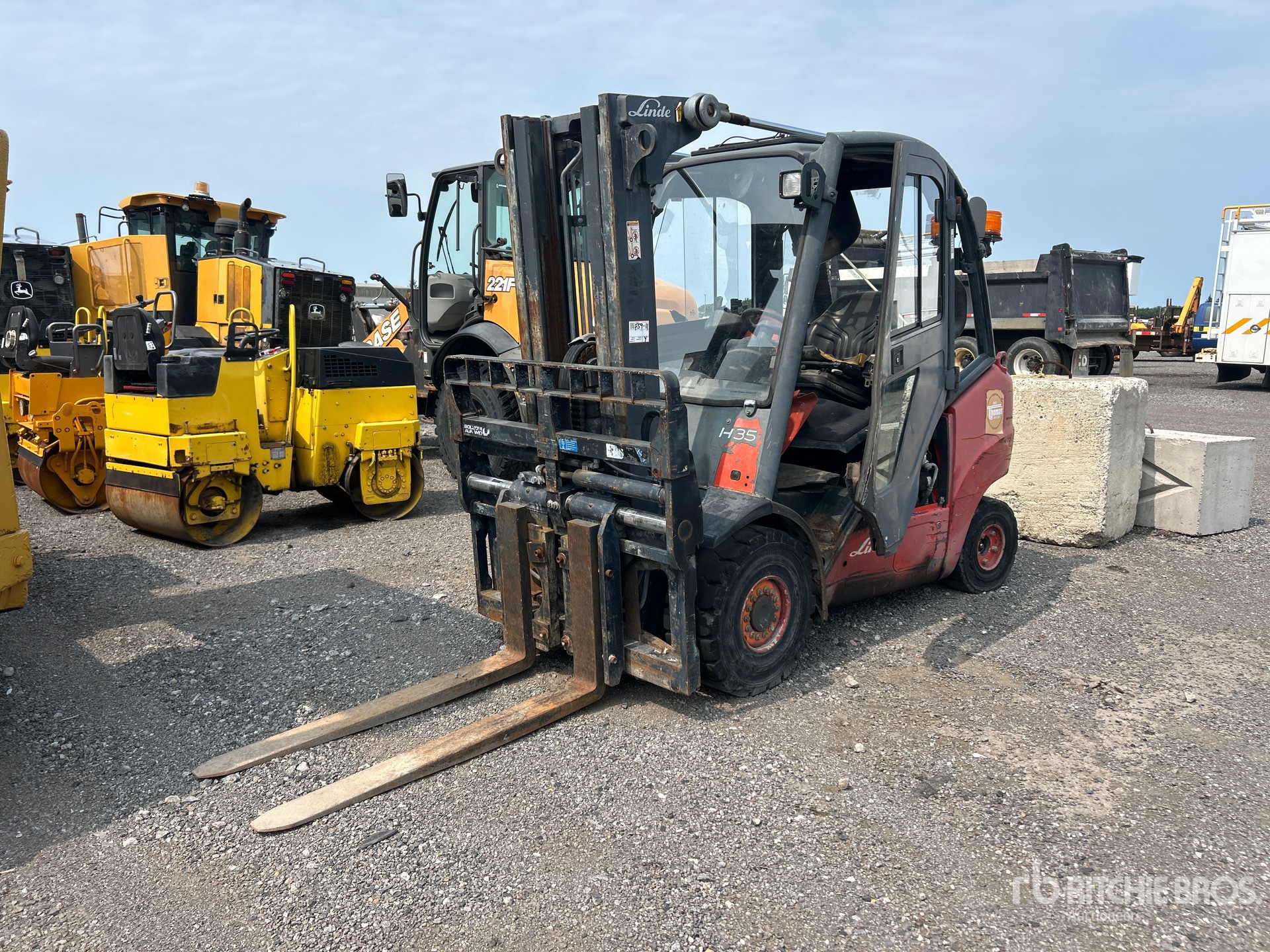 2017 Linde H35D 7000 lb Pneumatic Tire Forklift