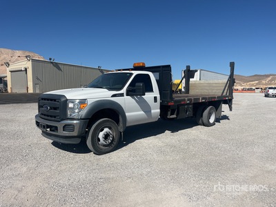 2015 Ford F-550 4x2 شاحنة مسطحة