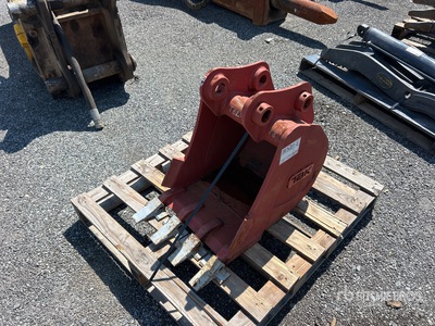 18 in Digging Excavator Bucket - Fits Takeuchi TB257
