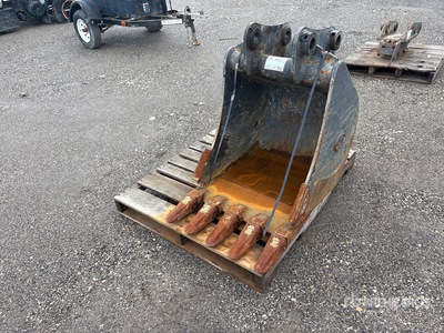 Strickland 24 in Digging Excavator Bucket - Fits Deere/Hitachi 85