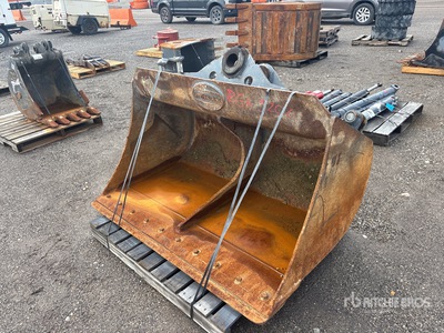 60 in Tilting Excavator Bucket - Fits 13 ton - 16 ton excavator