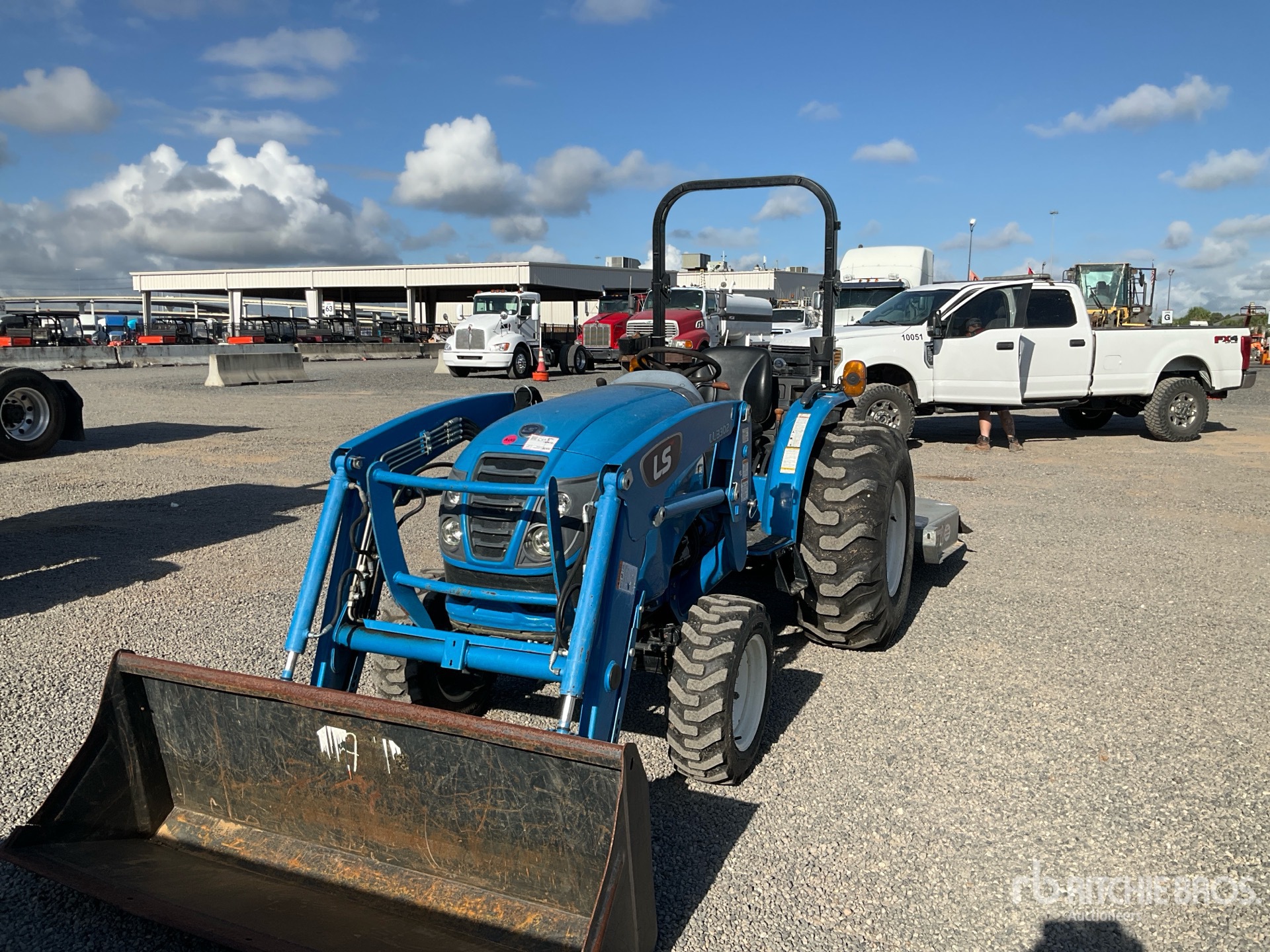 LS Mtron LL3302 4WD Tractor