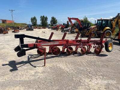 Massey Ferguson MF880 3-Point 5 Bottom Breaking Plow