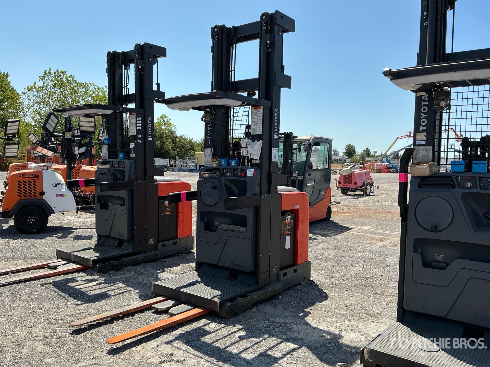 Toyota 8BPU15 3000 lb Order Picker