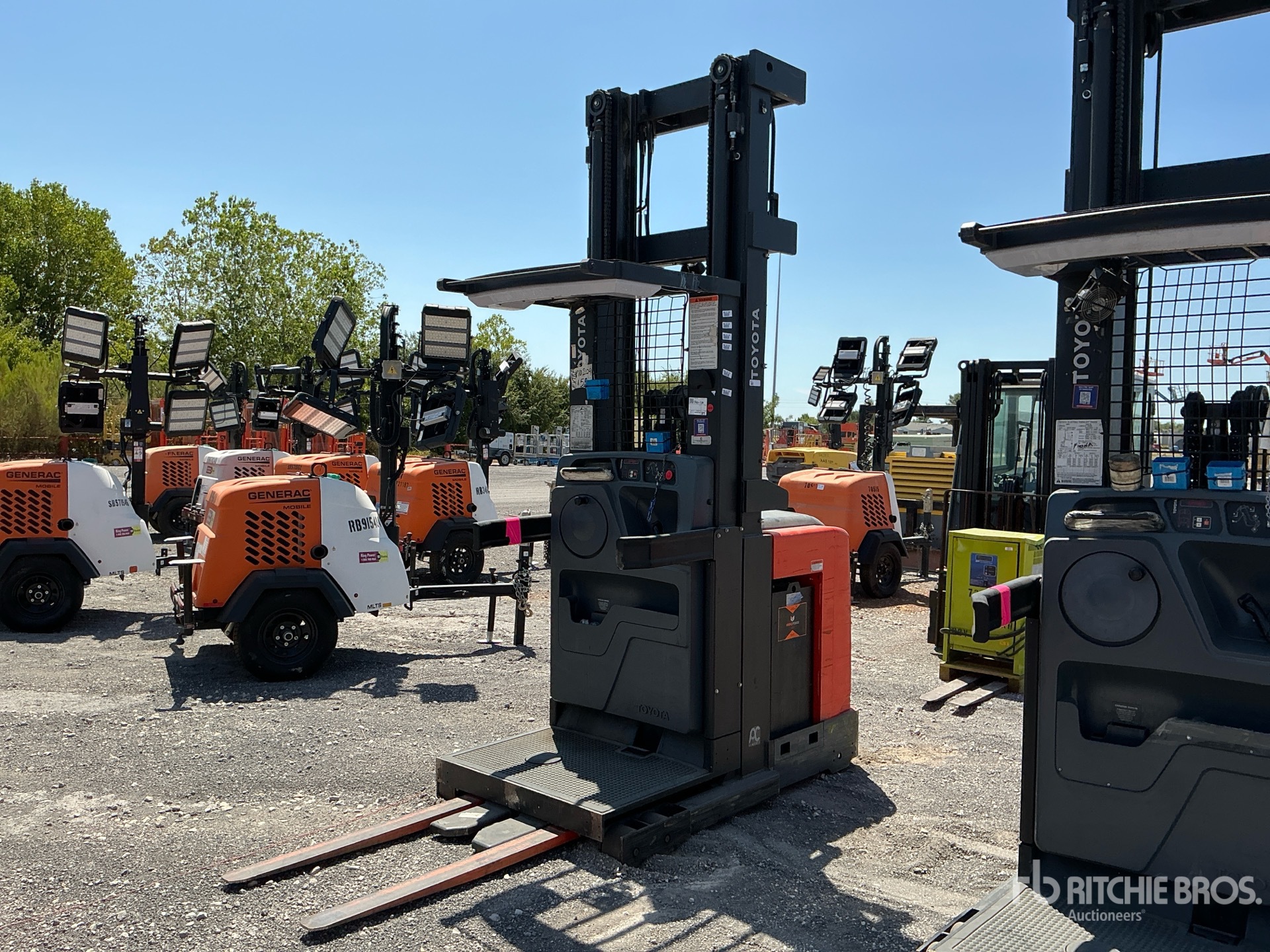 Toyota 8BPU15 3000 lb Order Picker