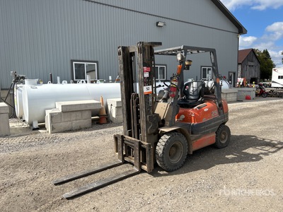 1999 Toyota 42-6FGU25 3750 lb Pneumatic Tire Montacargas