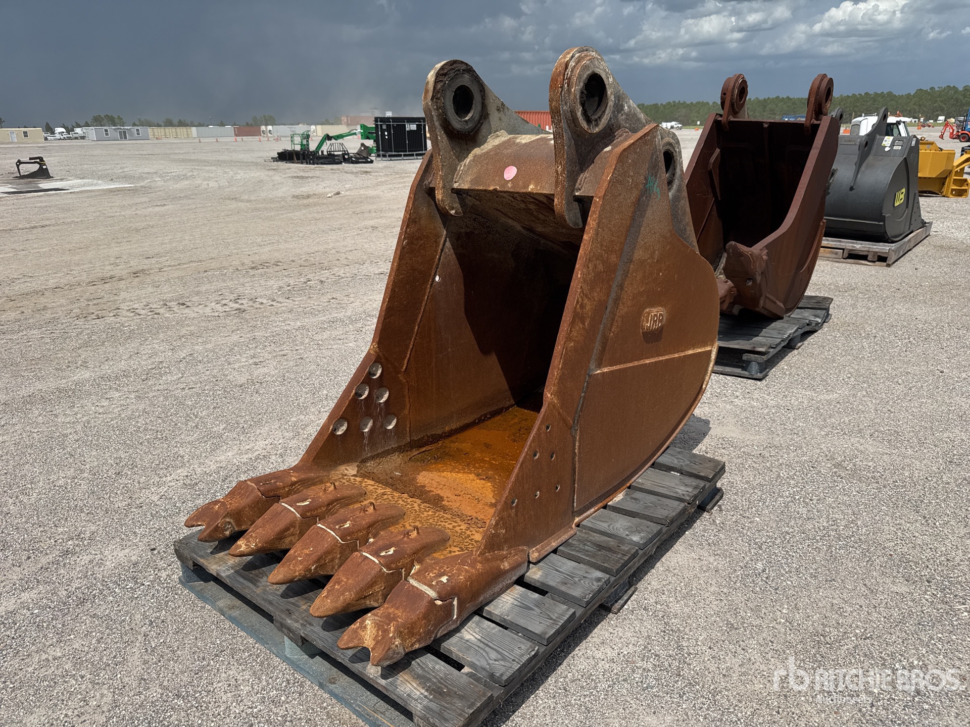 38 in Digging Excavator Bucket