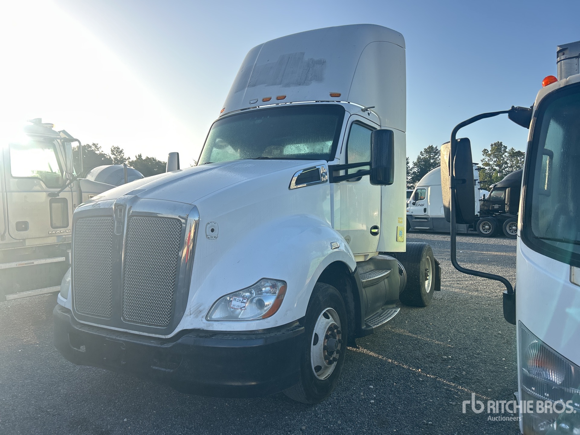 2016 Kenworth T680 4x2 S/A Day Cab Truck Tractor (Inoperable)
