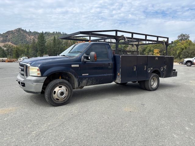 2005 Ford F-350 XLT 4x4 Utility Truck 2005 Ford F-350 XLT 4x4 Utility Truck