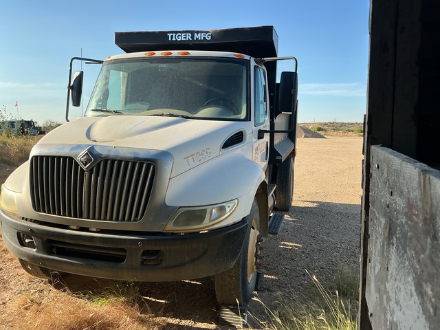 2005 International 4400 4x2 S/A Dump Truck