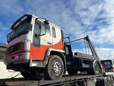 2002 Volvo FL6 Hooklift Truck