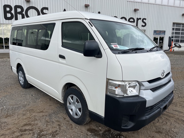 2015 年 Toyota Hiace Passenger Van