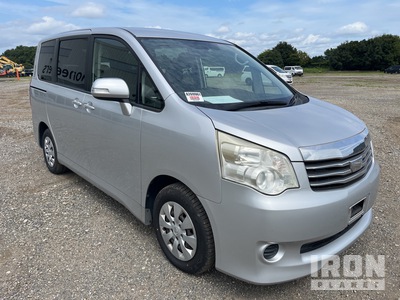 2011 Toyota NOAH Minivan