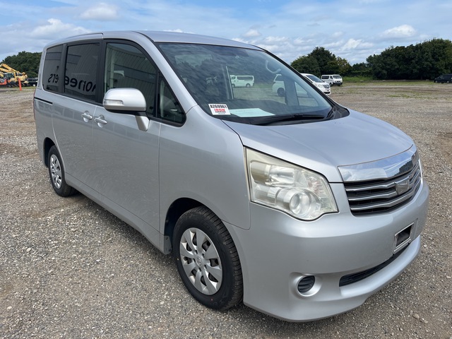 2011 年 Toyota NOAH Minivan