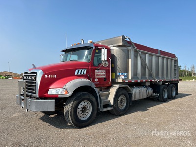 2015 Mack GU813 8x4 Twin-Steer Camion à benne basculante D/E
