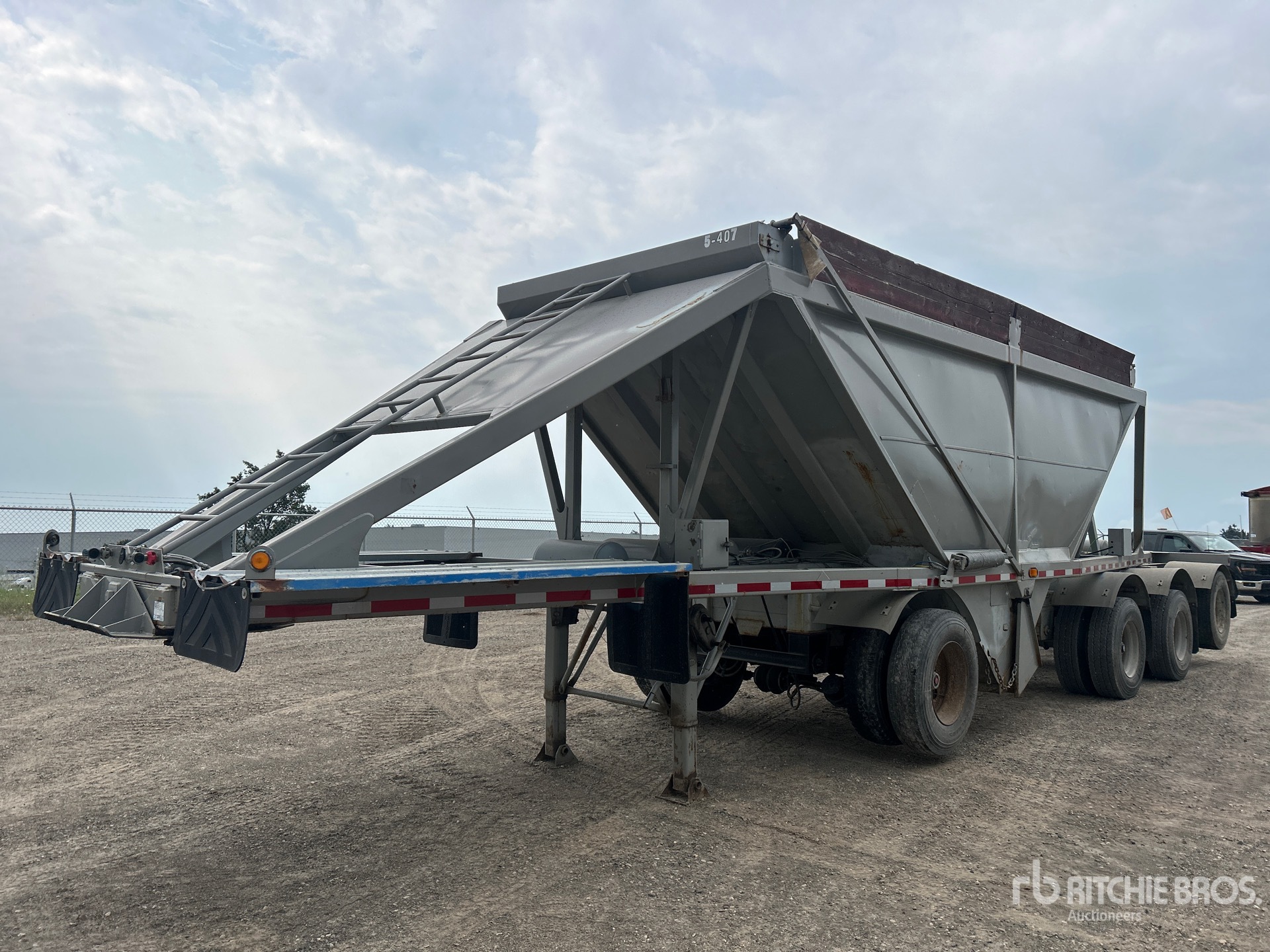 2005 Raglan 47 ft Quad/A Belly Dump Trailer