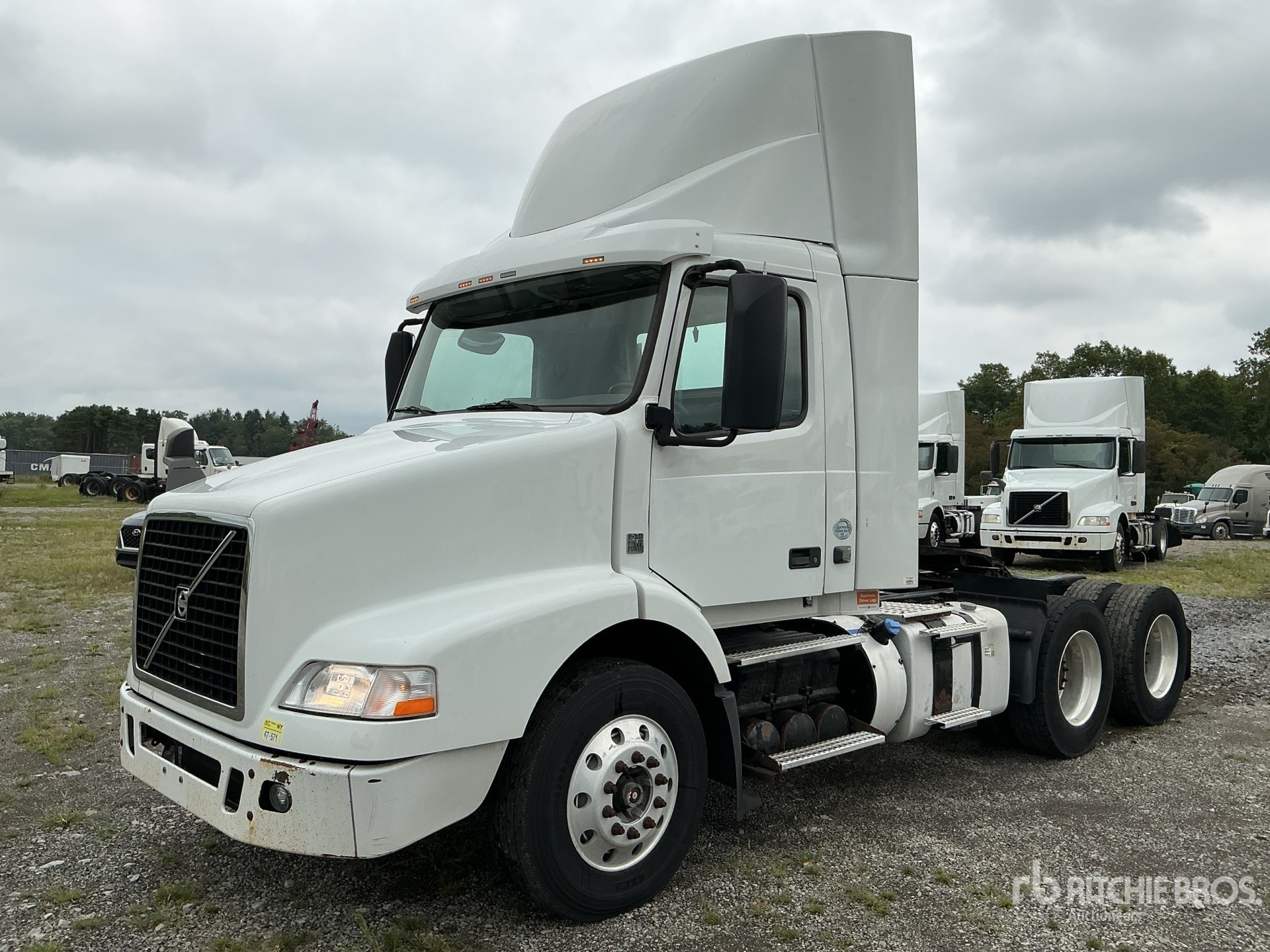 2016 Volvo VNM 6x4 T/A Day Cab Truck Tractor