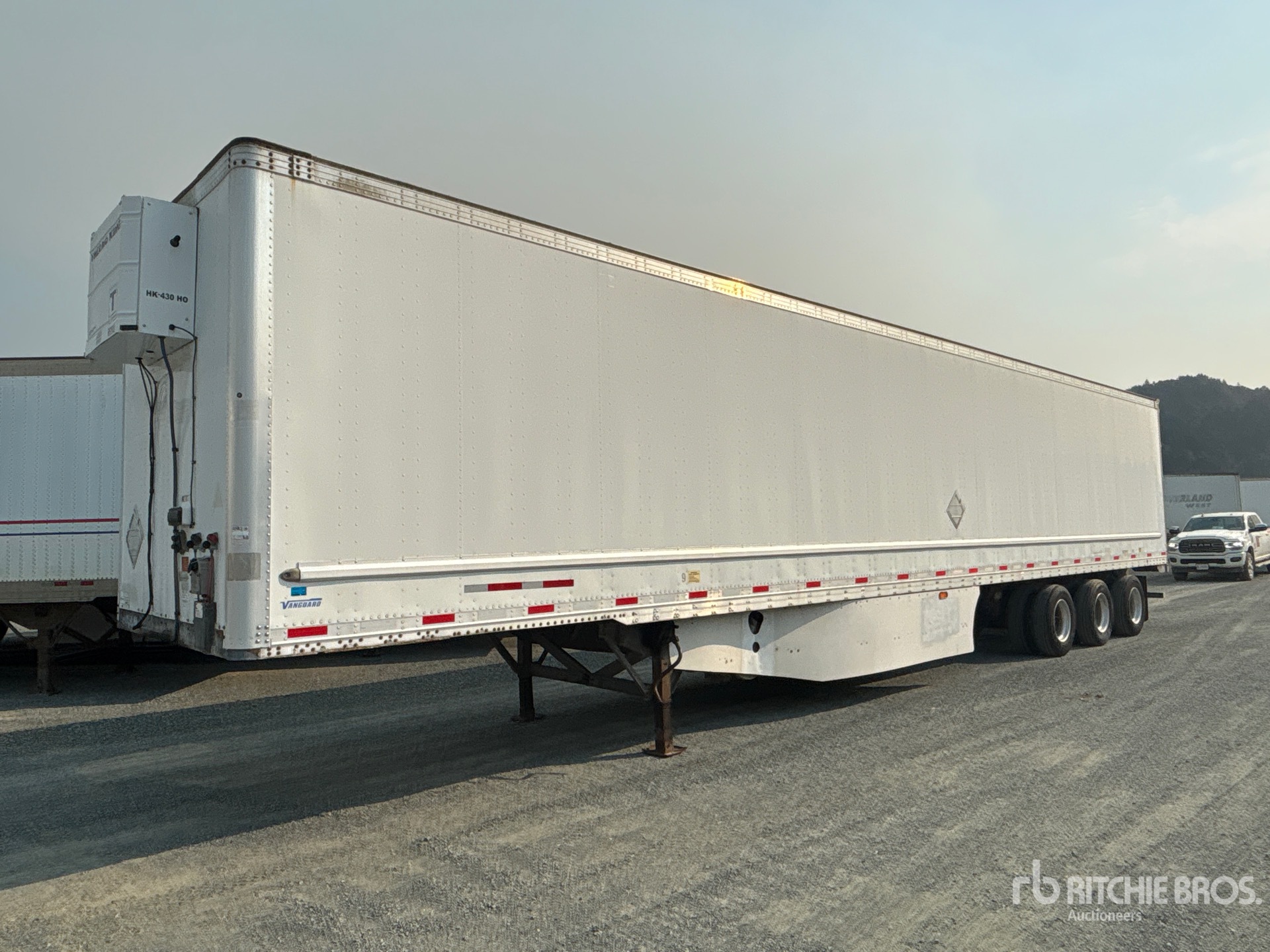 2014 Vanguard 53 ft x 102 in Tri/A Van Trailer