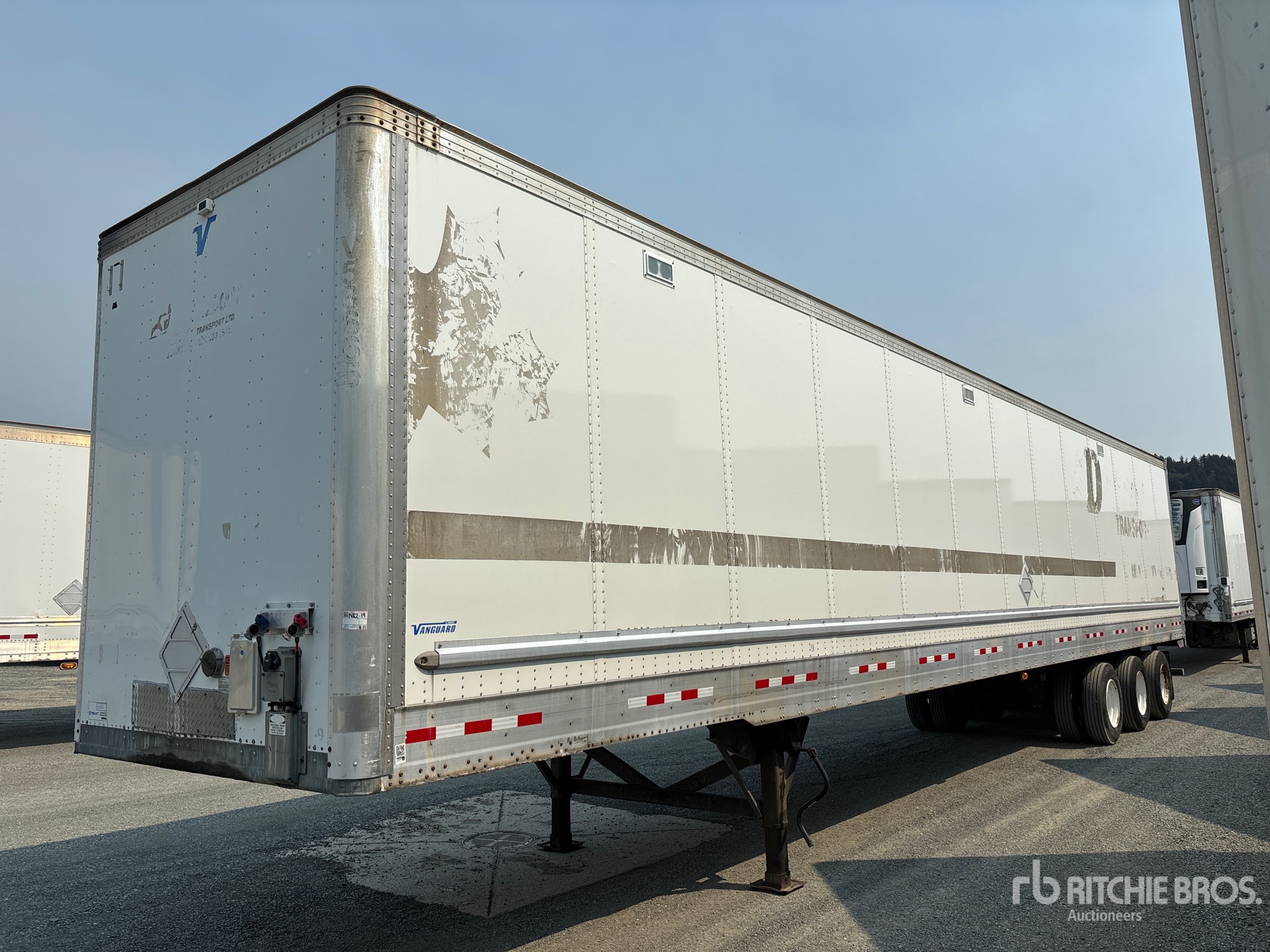 2014 Vanguard 53 ft x 102 in Tri/A Van Trailer