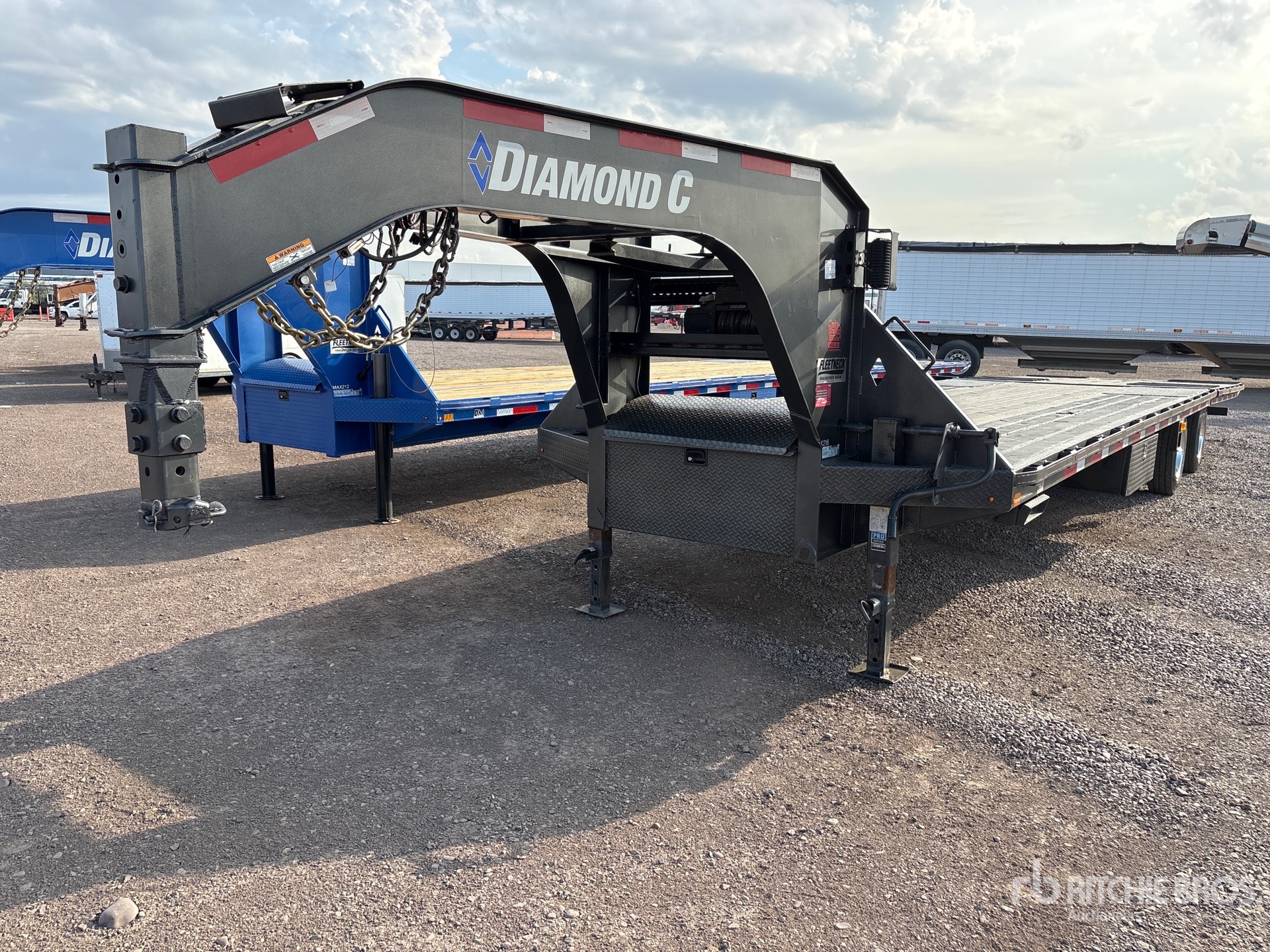 2021 Diamond C FMAX216 35 ft T/A Gooseneck Hydraulic Tail Trailer