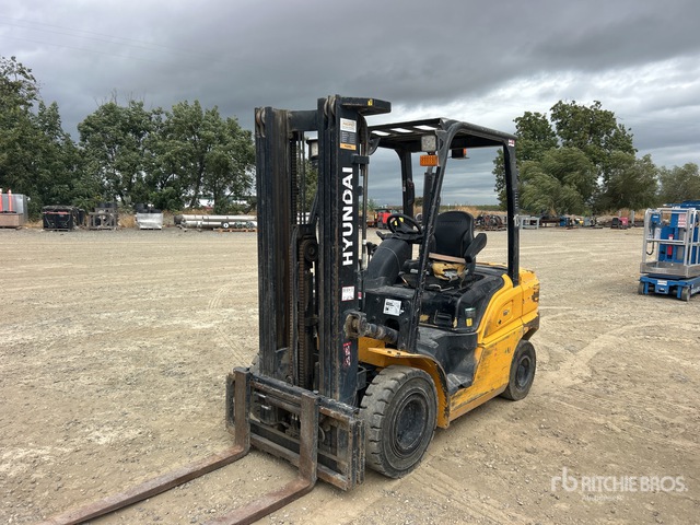 Hyundai 25L-9A 4940 lb Pneumatic Tire Forklift